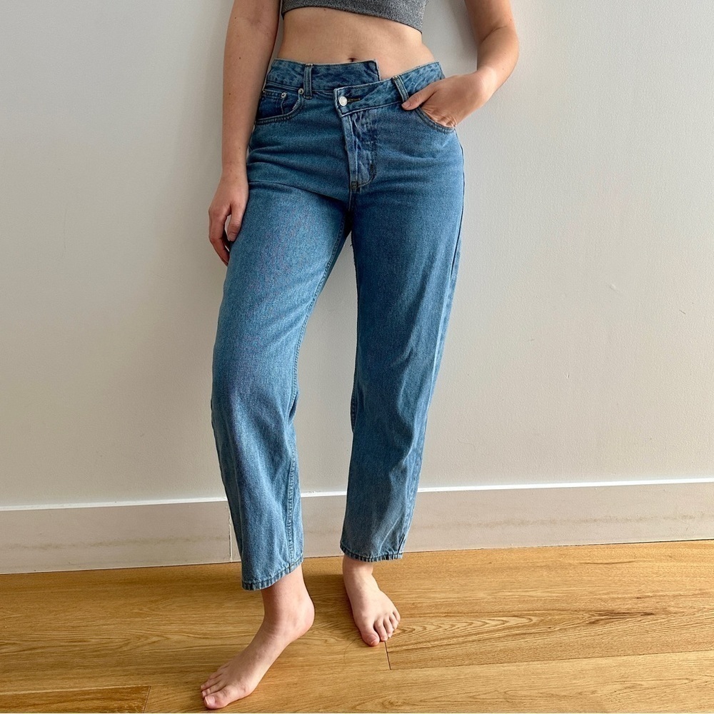 CRISS CROSS BUTTON FRONT MID RISE JEANS - M